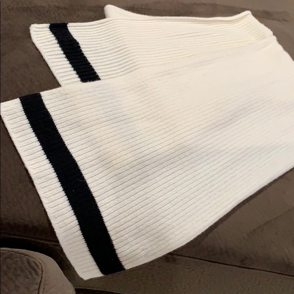 CHANEL 100% Cashmere scarf - Picture 1 of 4